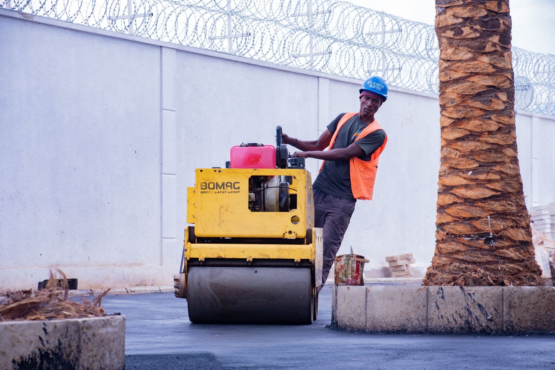 Compacting fresh asphalt